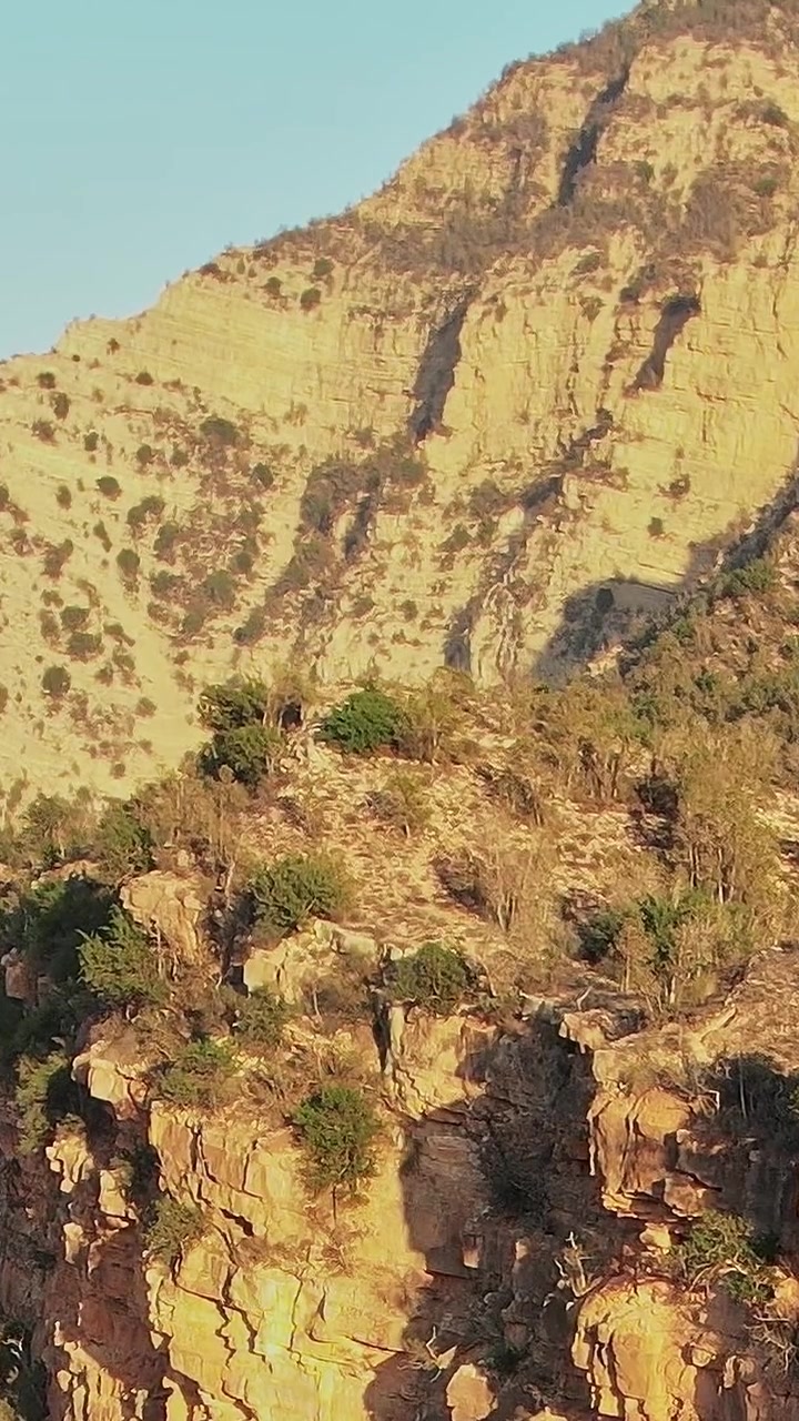 Esplorando la vista aerea delle montagne in Marocco di giorno.