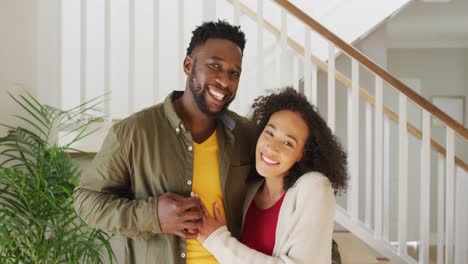 Feliz-Pareja-Americana-Africana-Abrazándose-Y-Mirando-A-La-Cámara