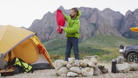 Hombre-Caucásico-Acampando-En-La-Naturaleza