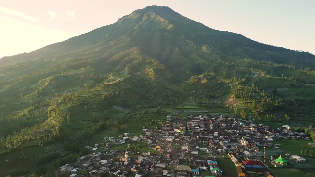 monte sumbing con vistas al campo, el campo y las plantaciones de tabaco