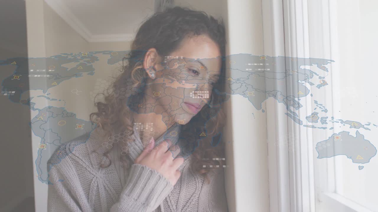 Mujer tirando del cuello del jersey e iniciando pulsaciones de puntos de datos en un mapamundi durante una reflexión tecnológica