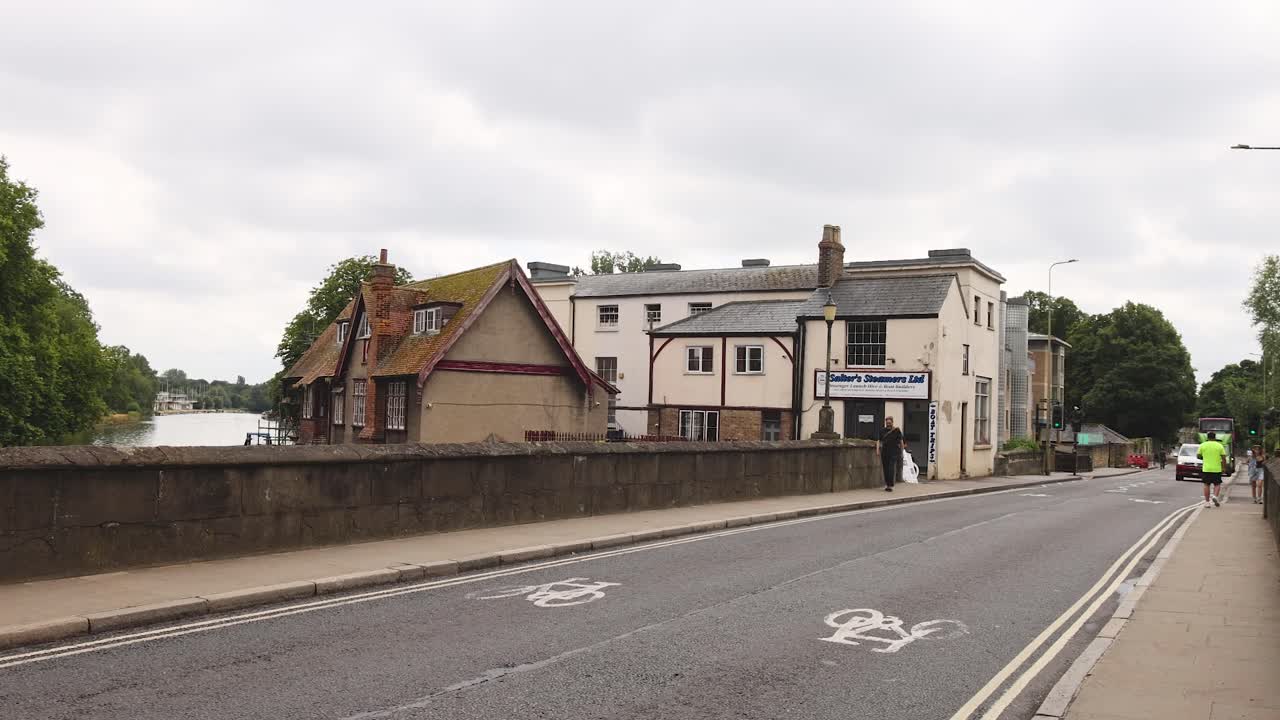 peatones caminando por una calle en oxford