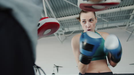sesión de entrenamiento de boxeo femenino