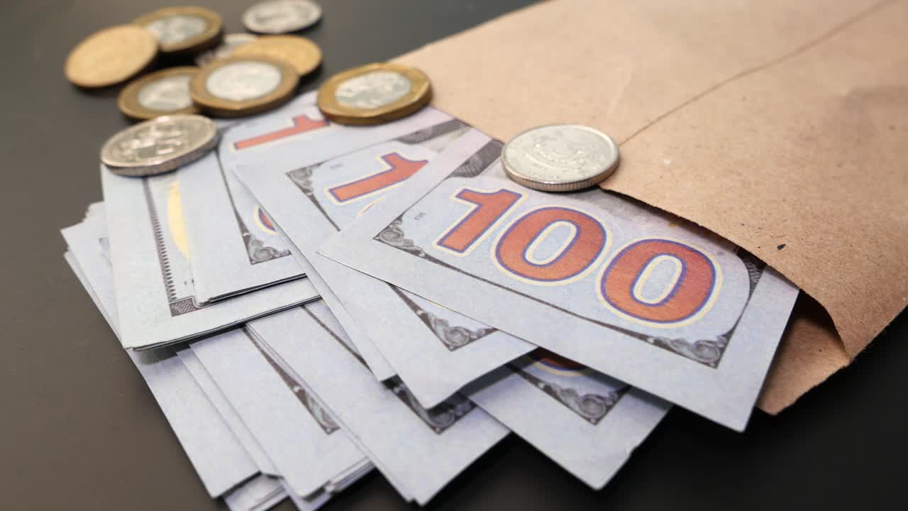 dinero en efectivo en sobre