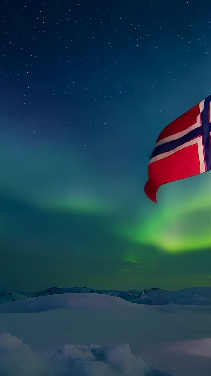 Vertikal video: Et vaiende norsk flagg som blafrer i vinden til høyre for snø, dansende nordlys, tomrom