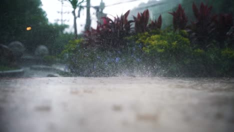 Grandes-Gotas-De-Lluvia-Caen-Del-Cielo-En-La-Calle-En-La-Que-Varias-Gotas-De-Agua-Brotan-Del-Charco-De-Lluvia-En-Tailandia-Durante-Una-Fuerte-Lluvia