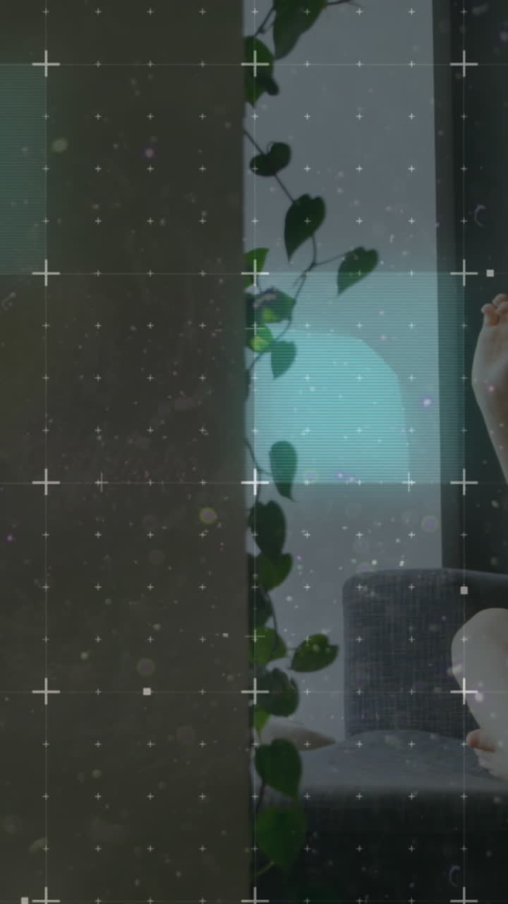 rastros de luz que se mueven sobre la red contra la mujer caucásica que usa auriculares vr en casa