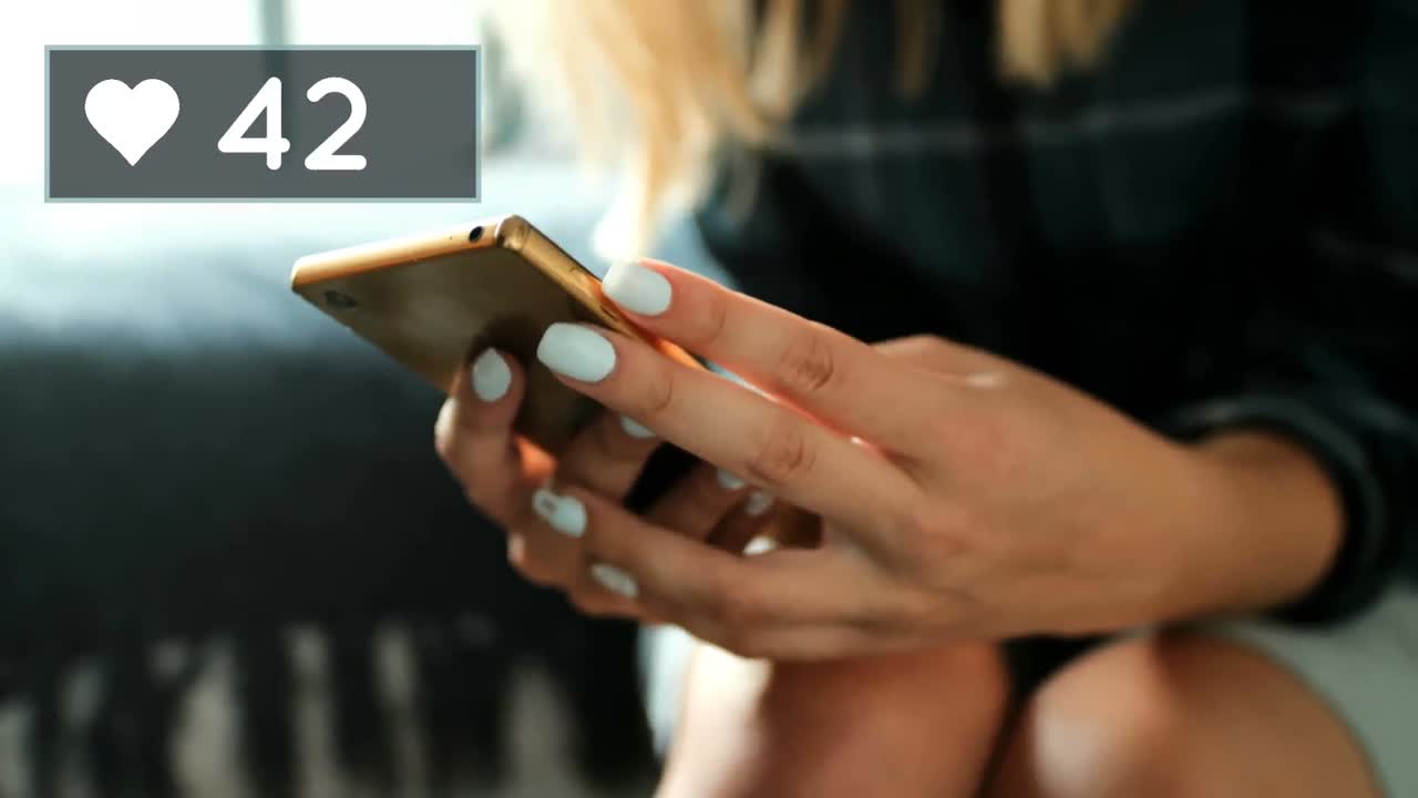 manos enviando mensajes de texto al lado de un icono de corazón