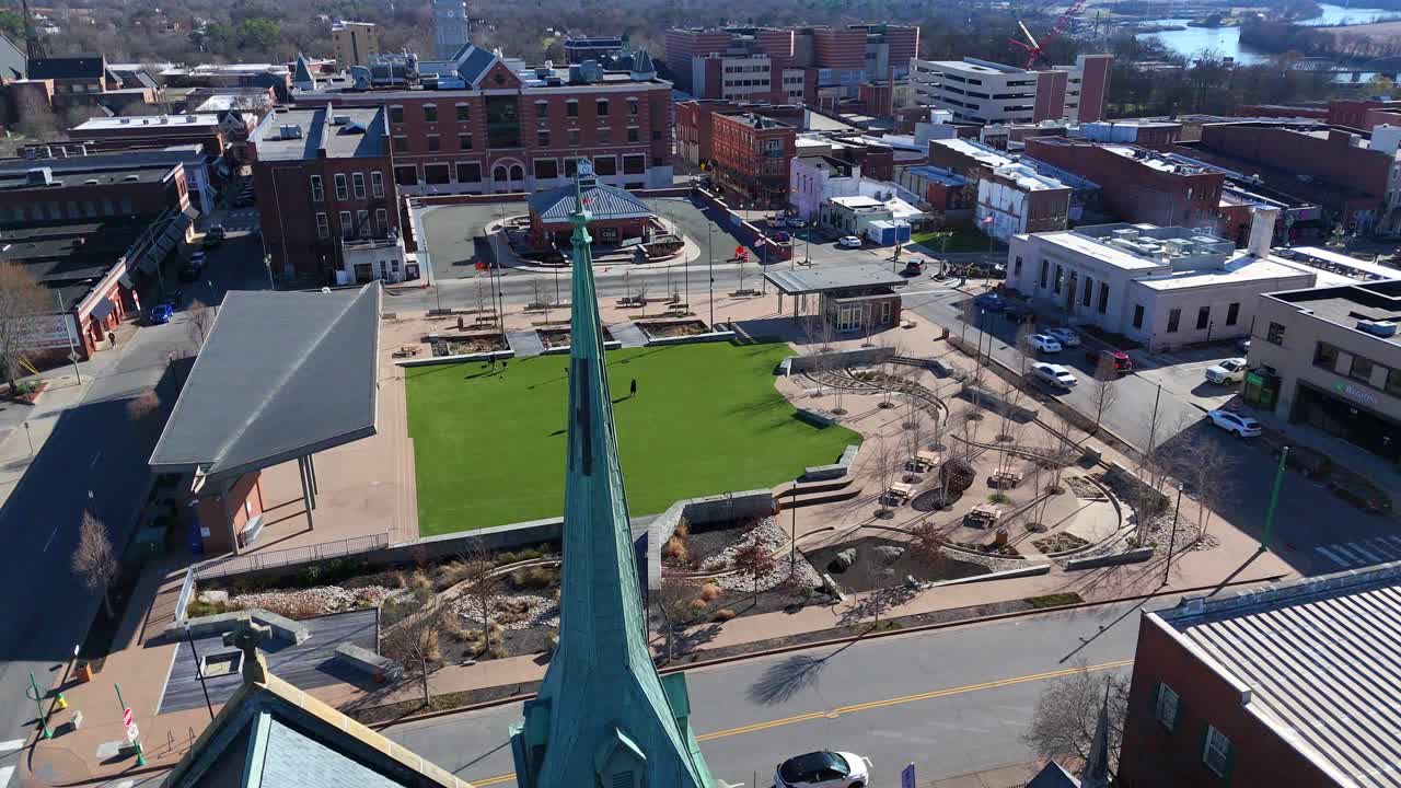 fotografía aérea del centro de los comunes en el centro de clarksville, tennessee
