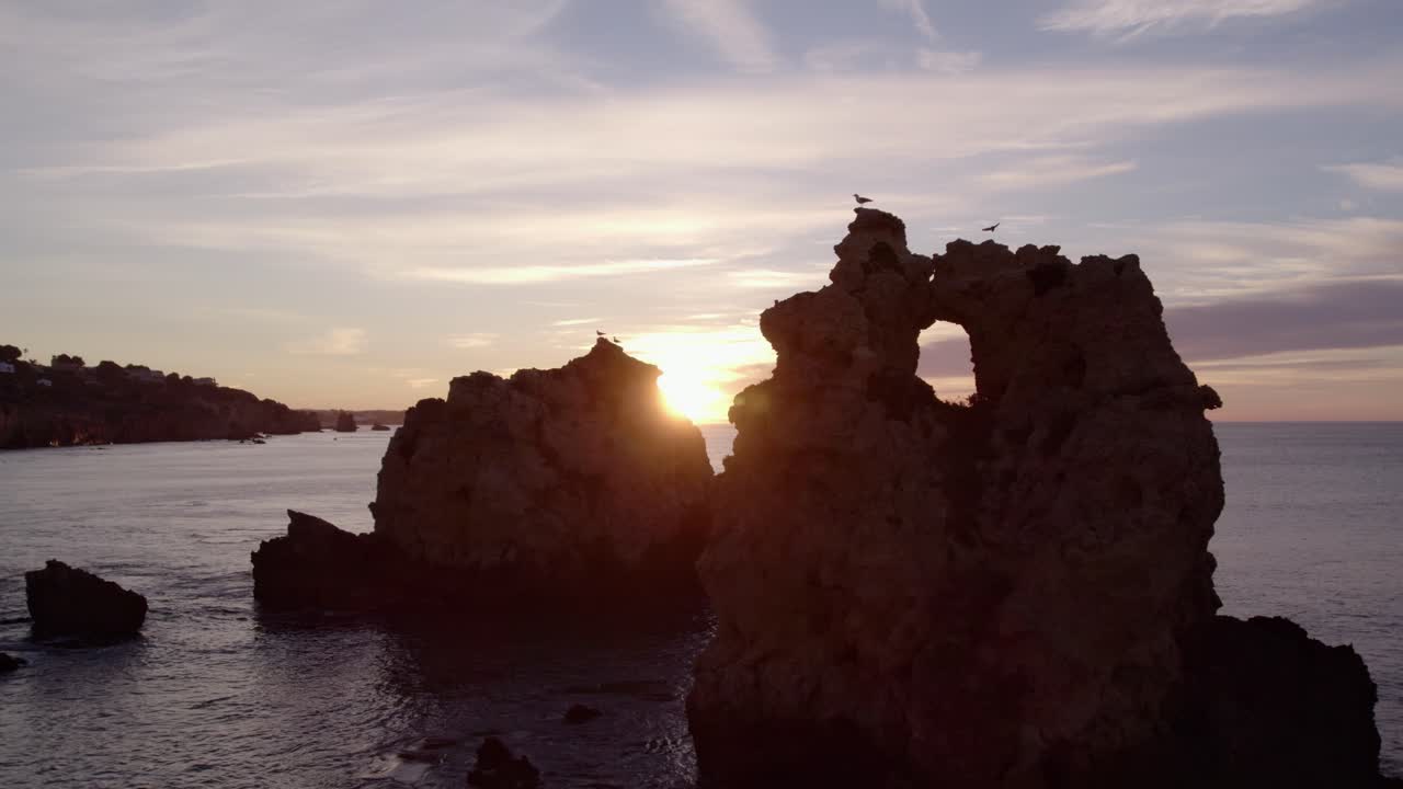 Praia dos Arrifes com ondas do oceano ao nascer do sol em Portugal