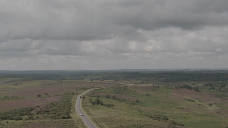 Toma-Aérea-De-Un-Dron-De-La-Campiña-Inglesa-Del-Reino-Unido-En-El-Nuevo-Bosque-Con-Carreteras-Y-Automóviles-En-Un-Clima-Tormentoso