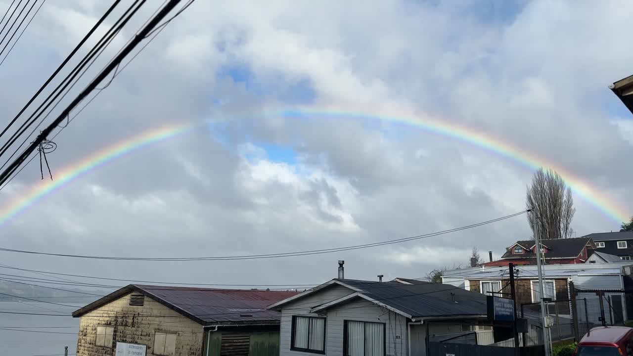 la vista de la calle de chiloe con un hermoso arco iris