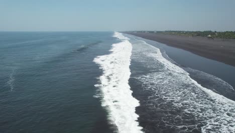 Drone-Volando-Sobre-Las-Olas-Del-Océano-Pacífico