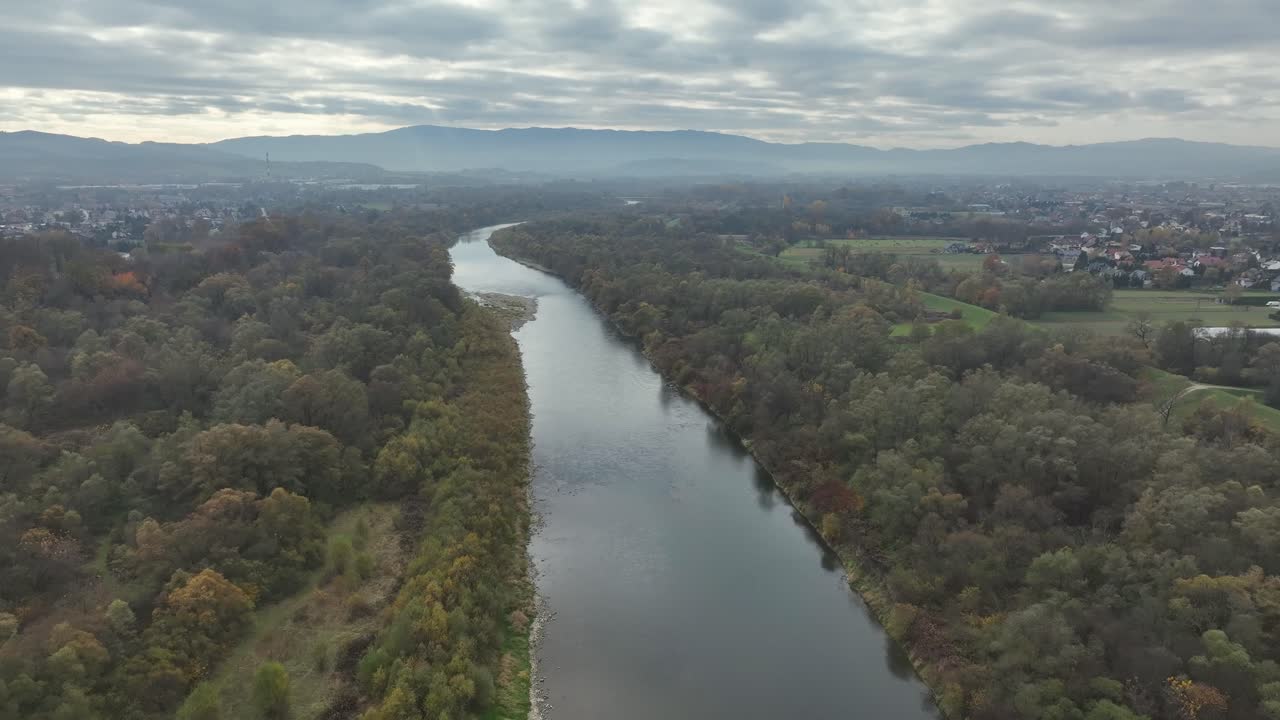vista aérea de un río que serpentea a través de un valle pintoresco en otoño