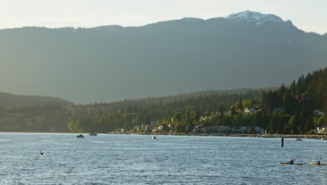 Kajakfahrer-Und-Schnellboot-Und-Natur-Im-Hafen-Launisch