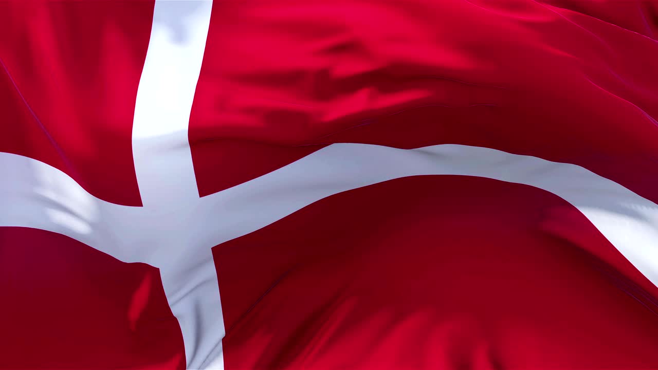 Danmarks flag i slowmotion. Klassisk flag vajer blødt i vinden på en blæsende dag med opgående sol. 4k kontinuerlig sømløs loop baggrund.