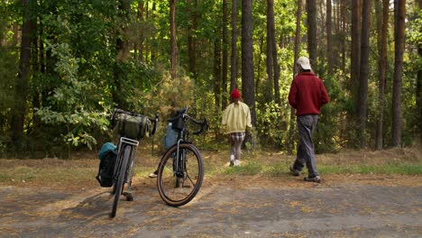 freunde auf einem waldweg mit fahrrädern