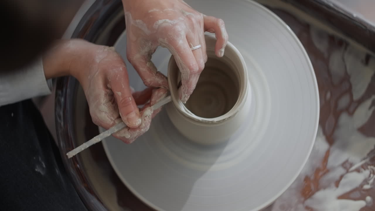 도자기 바 에 점토 를 형성 하는 여자