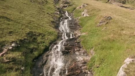 Impresionante-Ascenso-De-Un-Dron-Fpv-Que-Se-Eleva-Por-Una-Impresionante-Cascada-Cerca-De-Kleiner-Seefeldsee-Y-Gitschberg-En-La-Pintoresca-Zona-De-Jochtal