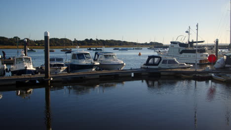 Weite-Aufnahme-Von-Booten-Und-Yachten,-Die-Mit-Einem-Segelboot-Vertäut-Sind,-Das-Vom-Leamington-River-Aufs-Meer-Hinaussegelt