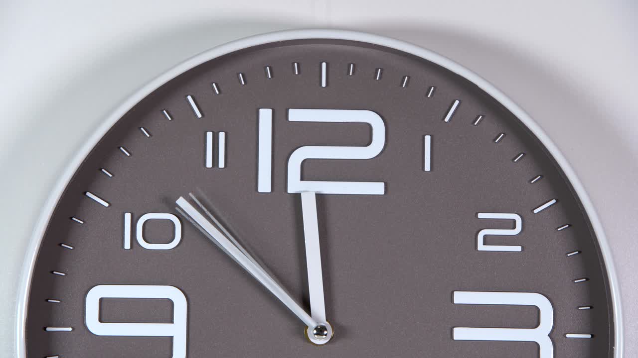 reloj de pared en un fondo gris. lapso de tiempo