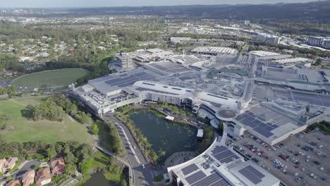 El-Centro-De-La-Ciudad-De-Robina-Y-El-Campo-De-Críquet-Ovalado-De-Bill-Pippen-En-La-Ciudad-De-Robina-En-Queensland,-Australia