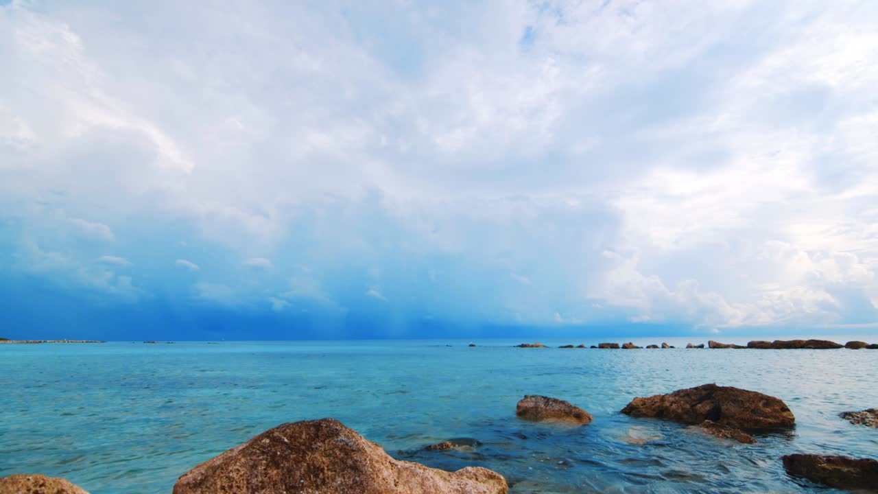 슬로우 모션 캐리비안 해수 폭풍 전에 바위에 부드럽게 래핑