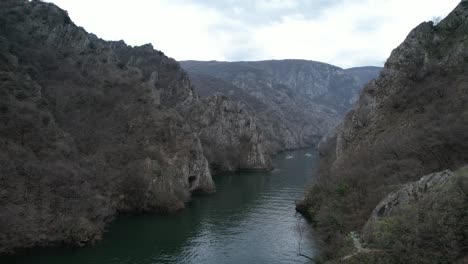 Vista-De-Drones-Del-Lago-En-El-Cañón-Matka,-Vista-Aérea-Del-Río-Treska,-Belleza-Natural-De-Los-Balcanes