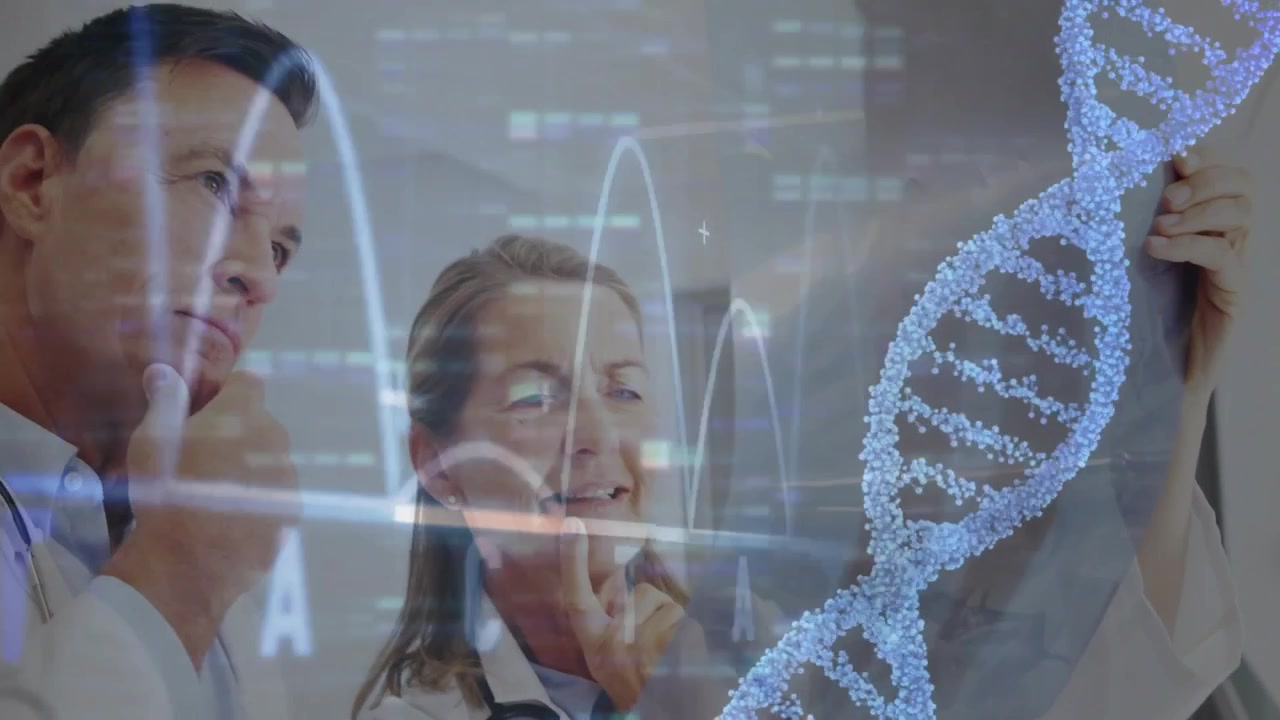 Médico sênior analisando gráfico genético e picos, com colega debruçado sobre hélice de DNA mostrando o resultado.
