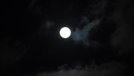 timeslape-the-moon-passes-through-the-clouds