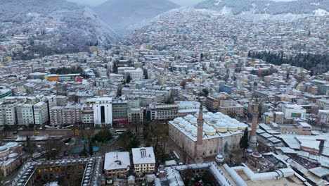 Panorama-Luftaufnahme-Des-Stadtbildes-Von-Bursa-Mit-Der-Großen-Moschee-Im-Winter-In-Der-Türkei