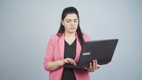 Mujer-De-Negocios-Mirando-La-Computadora-Portátil-Con-Expresión-Cansada.