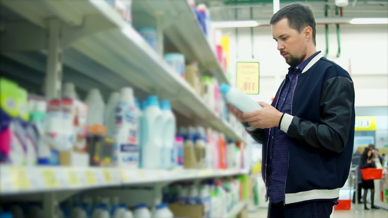 슈퍼마켓 에서 청소 용품 을 구입 하는 사람