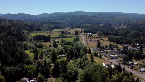 Drone-Volando-Sobre-Las-Hermosas-Colinas-De-Pe-Ell,-Washington