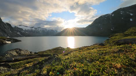 Puesta-De-Sol-Con-El-Telón-De-Fondo-De-Las-Montañas-Noruegas.-Hermosa-Naturaleza-Paisaje-Natural-De-Noruega.