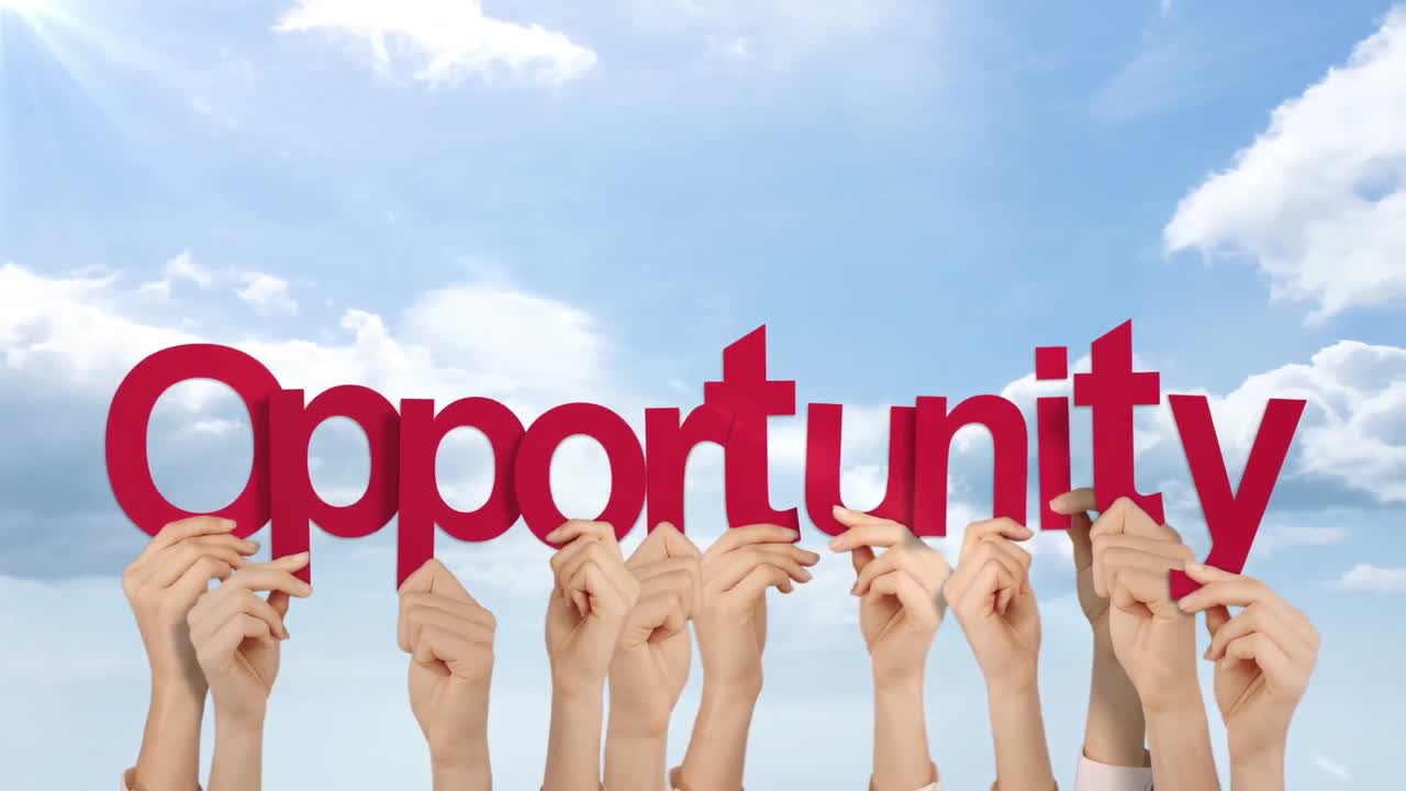 mani che tengono in alto l'opportunità