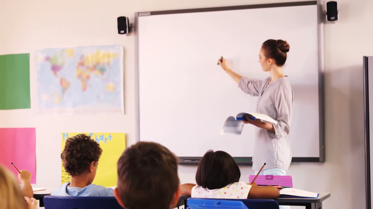 un niño lanza un avión de papel