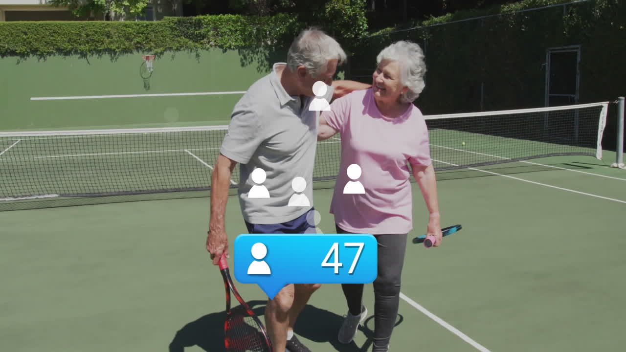Pareja de mayores caminando del brazo en una cancha de tenis, mostrando gráficos flotantes de datos de salud.