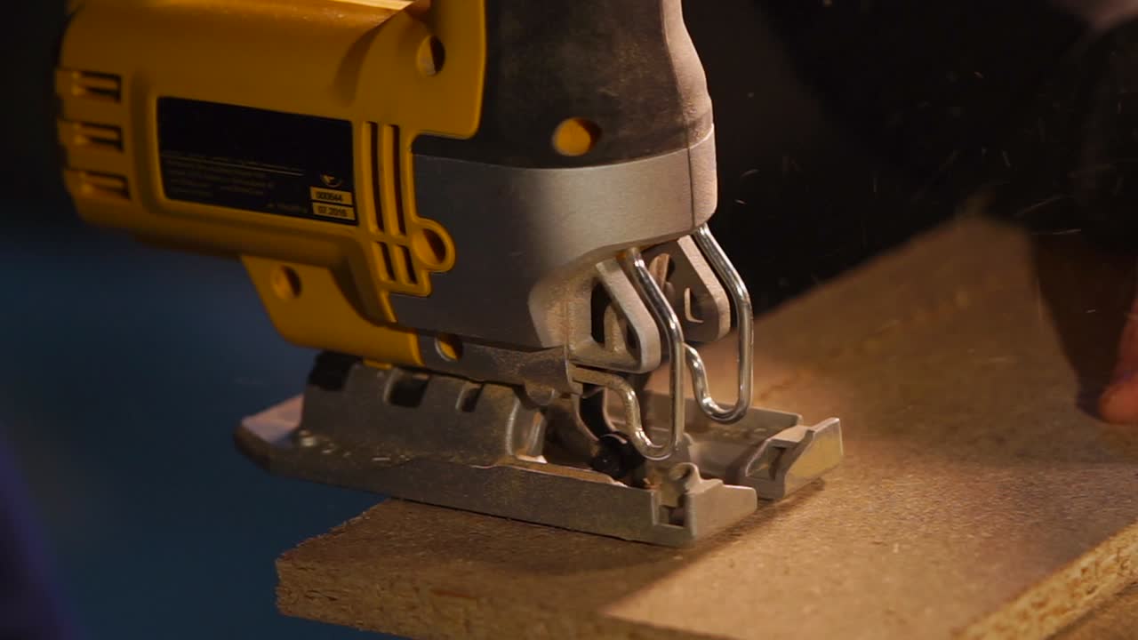 с помощью головоломки для резки дерева