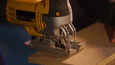 usando un rompecabezas para cortar madera