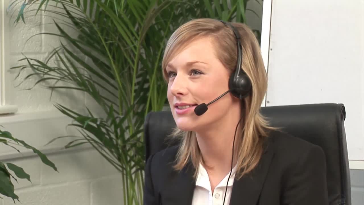 Attraktiv blondine med hodesett