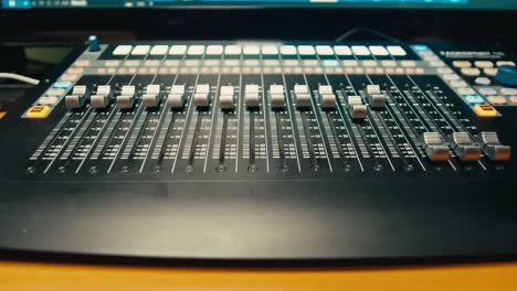 ingeniero de sonido en estudio haciendo música, dj popular asiático trabajando en estudio de radiodifusión o productor de música trabajando en studio de grabación, sala de ensayo, producción de audio.