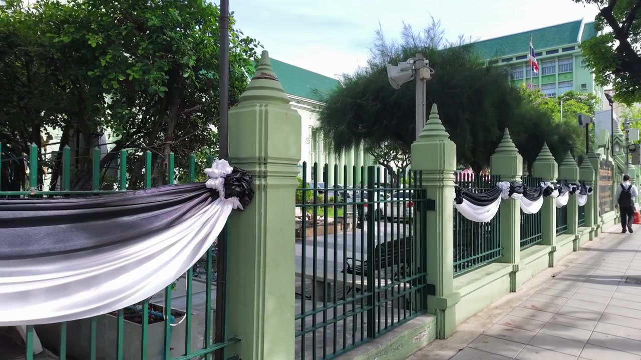 Kain Perkabungan Hitam Putih Dihias di Pagar Hijau di Bangkok