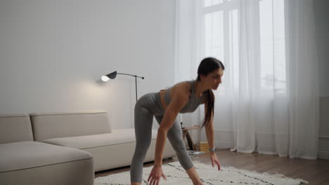 mujer haciendo yoga en casa