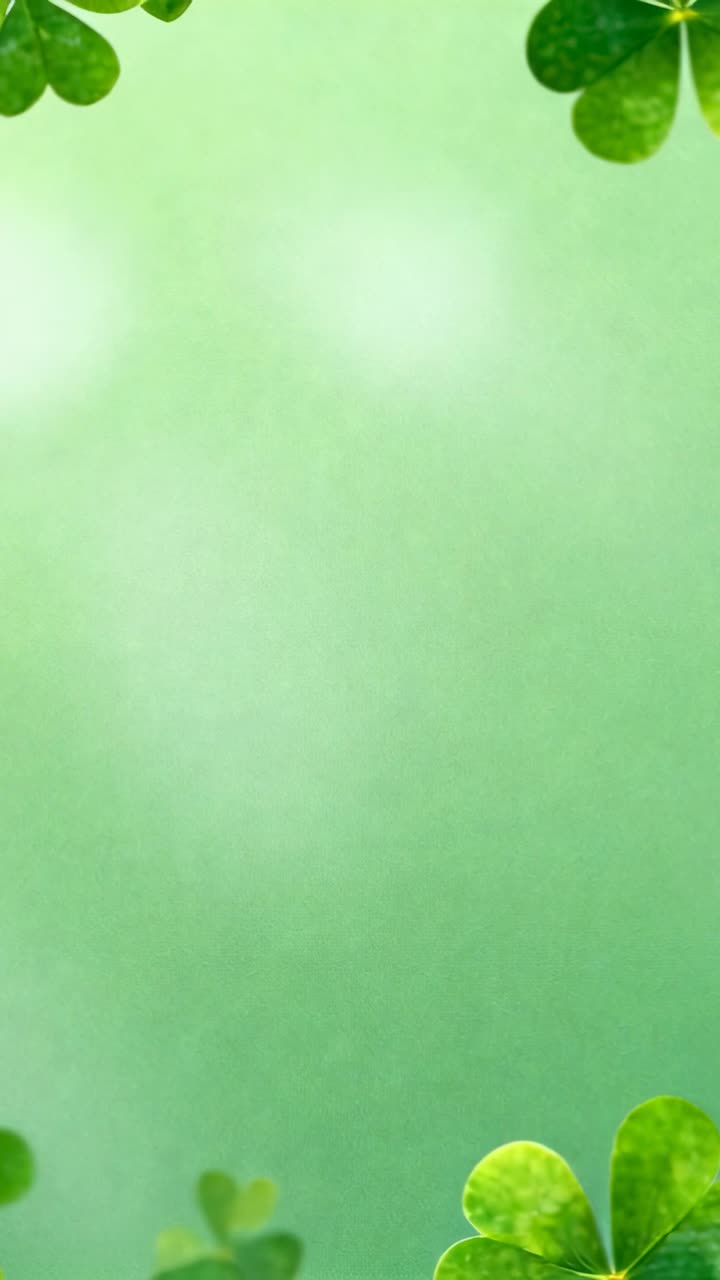 Video verticale: Animazione che inizia rivelando foglie di trifoglio intorno a uno sfondo verde per ritratto per decorazione