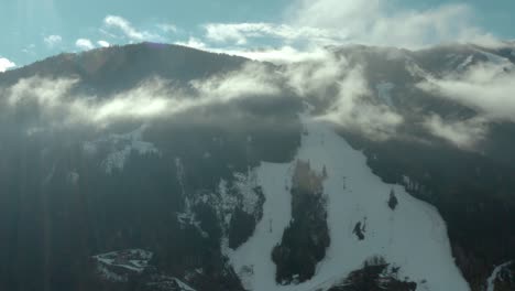 Estación-De-Esquí-Abstracta-En-Montañas-Nevadas