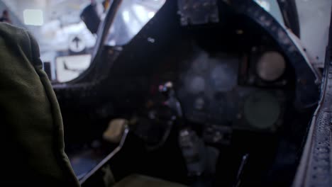 explorar la vista abierta de la cabina del avión de combate