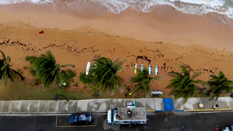 Luftaufnahme-Von-Surfbrettern,-Die-An-Einem-Tropischen-Strand-Liegen