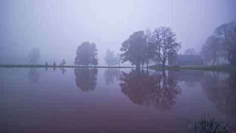 Morgendämmerung-Wechselt-Während-Des-Sonnenuntergangs-An-Einem-Ruhigen,-Reflektierenden-See-Die-Farben