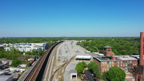 terminal industrial para trenes, camiones y ferrocarril de paso elevado junto a la fábrica en la ciudad americana